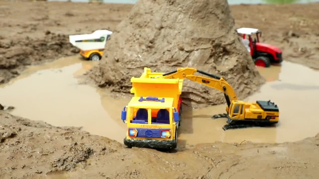 Jcb loading mud tata tipper and jcb accident Swaraj tractor john deere