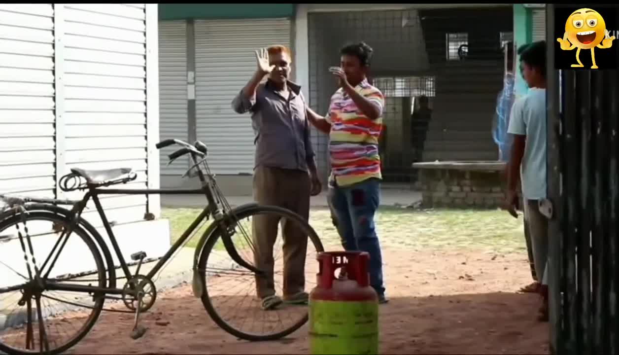 Tyre blast prank🤣😂 funny prank video 😅🥳😆 new comedy video.