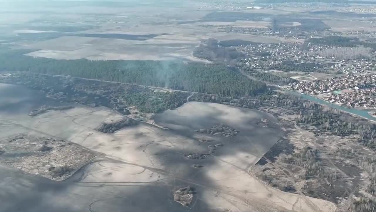 Ukrainian drone tracking Russian soldiers returning to their position before artillery-shelling them