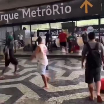 Torcedores de Fluminense e Boca Juniors se enfrentam em confusão no caminho para o Maracanã