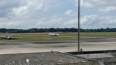 Embraer 195 PR-AUJ pousa em Manaus vindo de Santarém(PA)