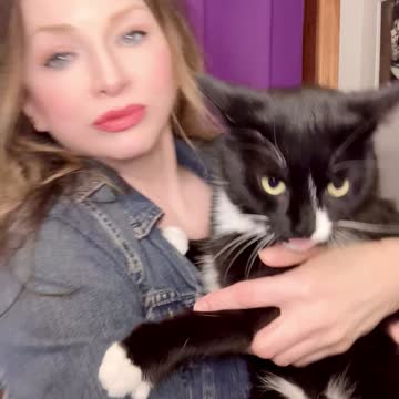 Singing to my Kitty 😻