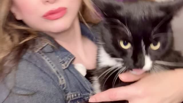 Singing to my Kitty 😻