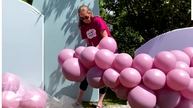 How to DIY a minimal yet pretty balloon garland backdrop