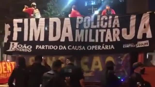 Protesto petista pedindo fim da policia militar