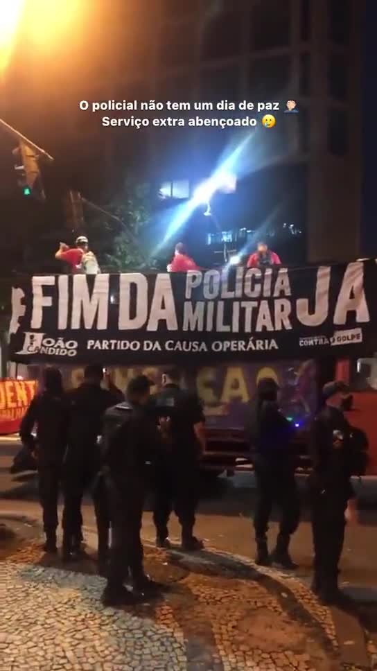 Protesto petista pedindo fim da policia militar