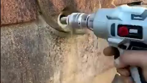 Construction tools 🔫 and great skills by the worker