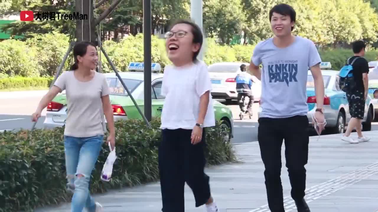 Top 10 Funniest Pranks in China 10个最有趣的街头测试!