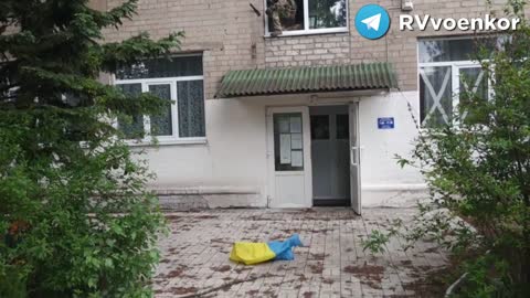 Osvobozený Krasnyj Lyman zbavují ruské jednotky ukrajinských symbolů