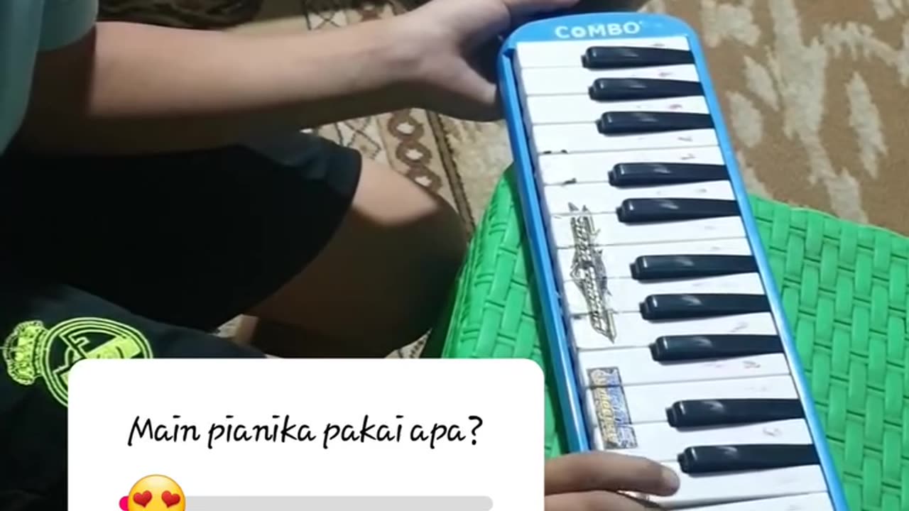 bermain Pianika pakai balon