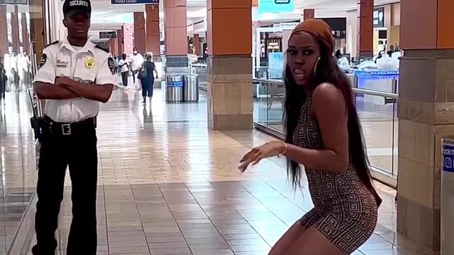 The security guard couldn't resist her crazy dance moves😍🔥🔥