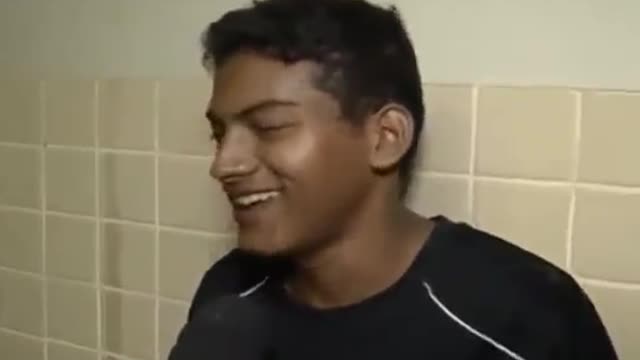 Ladrão Caga na Delegacia e ainda da risada Thief shits at the police station and still laughs
