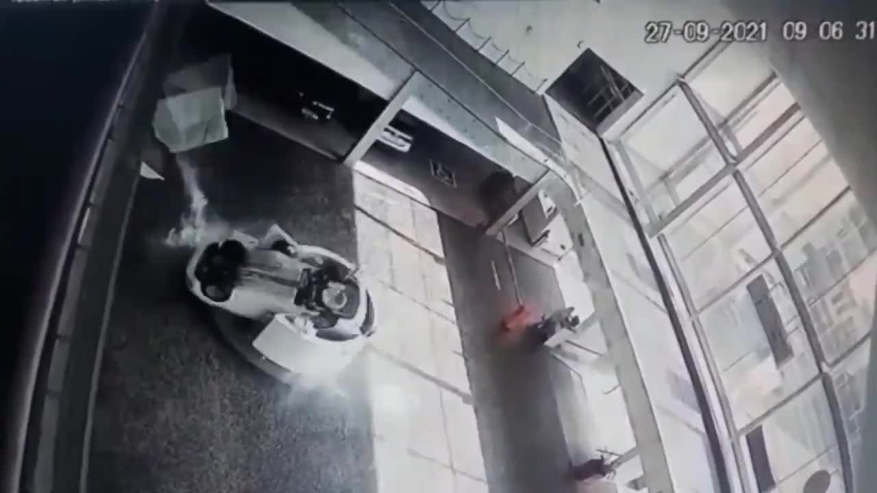 Final Destination at Car Dealership - Women Survived
