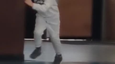 Enfant courant et jouant