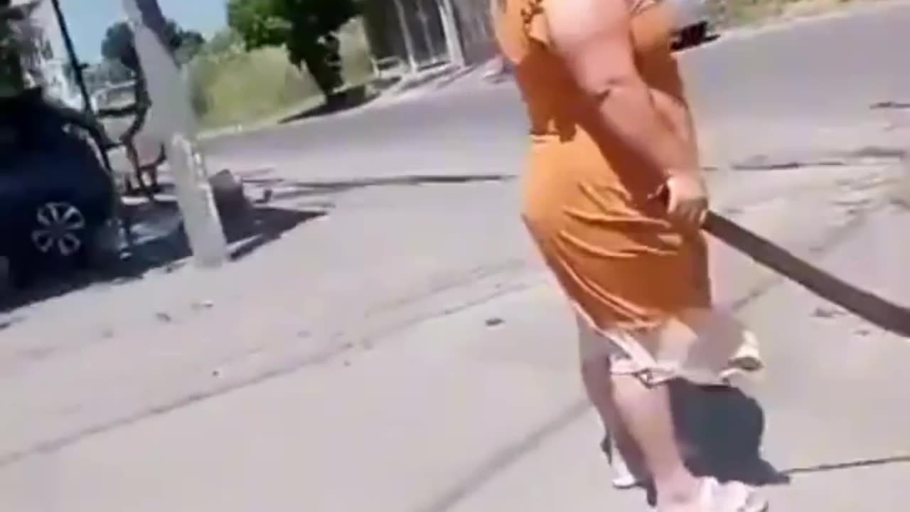 Una mujer agredió verbalmente y amenazó a los trabajadores de servicios públicos con un machete.