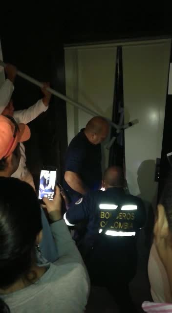 Rescatan a un hombre de un ascensor