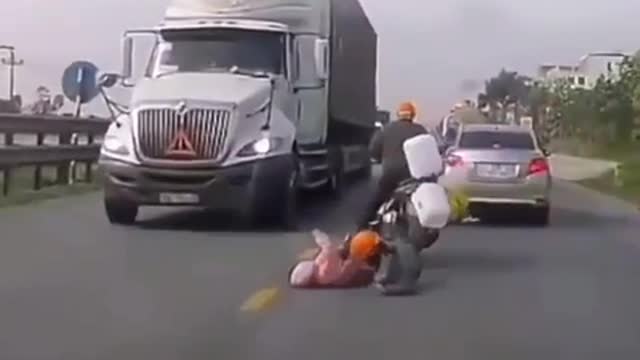 OMG!!! 😲 DON'T WATCH if you get afraid easily.