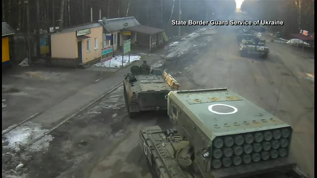 Russian Tank Seen Entering Ukraine | Raw Footage