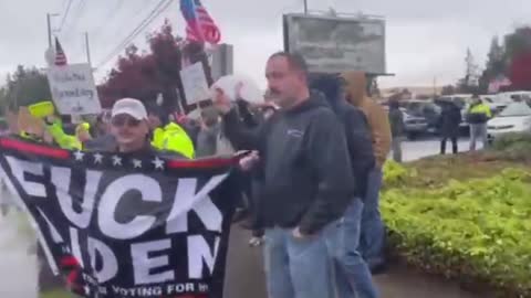 WATCH: Hundreds of #Boeing workers in Washington state protest the company’s vaccine mandate.