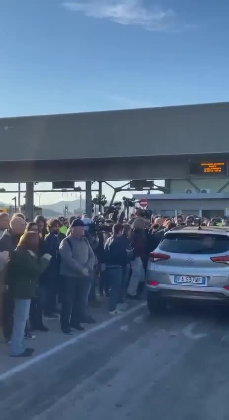 PROTESTING in Italy - Employees QUITING over COVID passport mandates