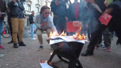 I cittadini di Milano preparano una grigliata di bollette sotto al Comune.