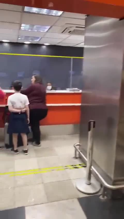 "Perigo à vista": Flávio critica Gol por distribuir revistas contra Bolsonaro