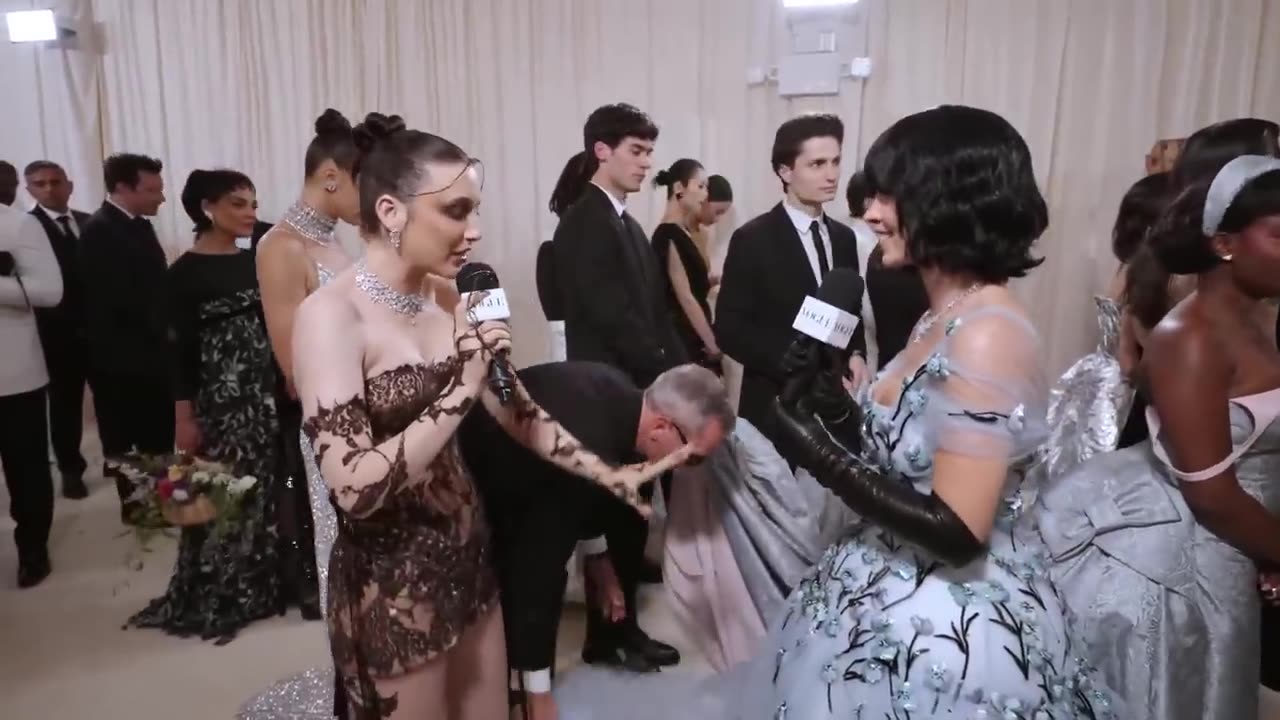 Sydney Sweeney's stunning Black Wig and Miu Miu dress Met Gala.