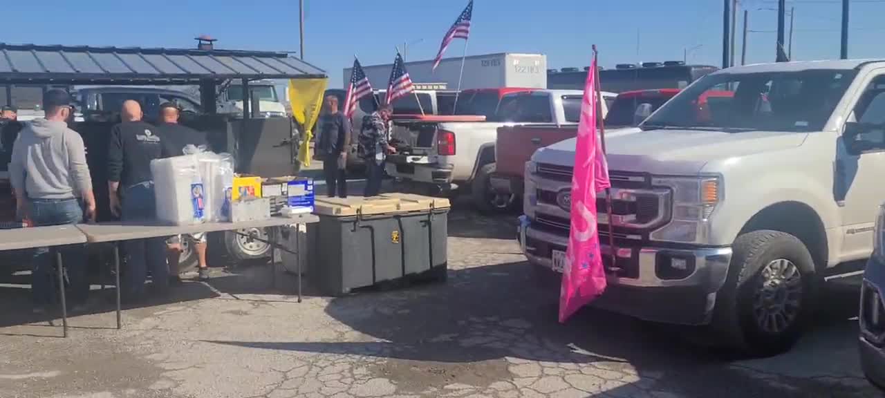 Americans providing free home cooked food to US convoy for freedom