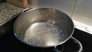 Time-lapse pot of boiling water. Zeitraffer-Topf mit kochendem Wasser.