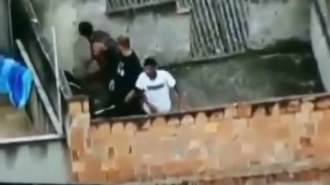 Rio de Janeiro Jacarezinho community video shows bandits fleeing the police EP 1