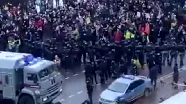 🚨Protesters in St. Petersburg have broken through the police line.