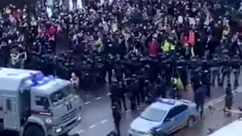 🚨Protesters in St. Petersburg have broken through the police line.