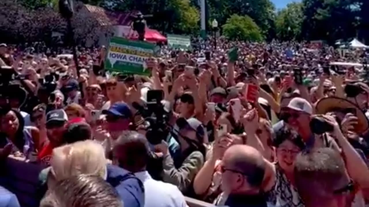 Shawn Farash ❌🐻Trump w/a HUGE crowd of supporters @ the Iowa State Fair today...The primary is over.
