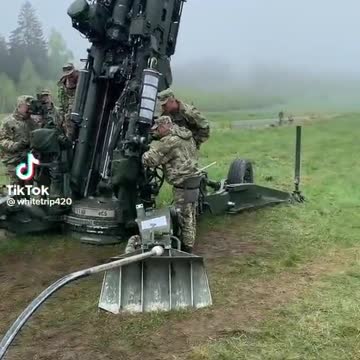 Ukraine War - Ukrainian military training in the use of 155-mm towed howitzers M777
