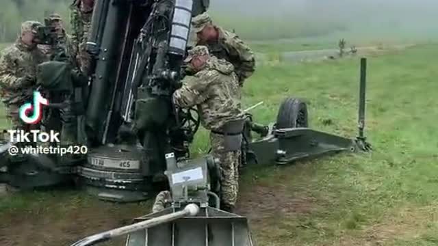 Ukraine War - Ukrainian military training in the use of 155-mm towed howitzers M777