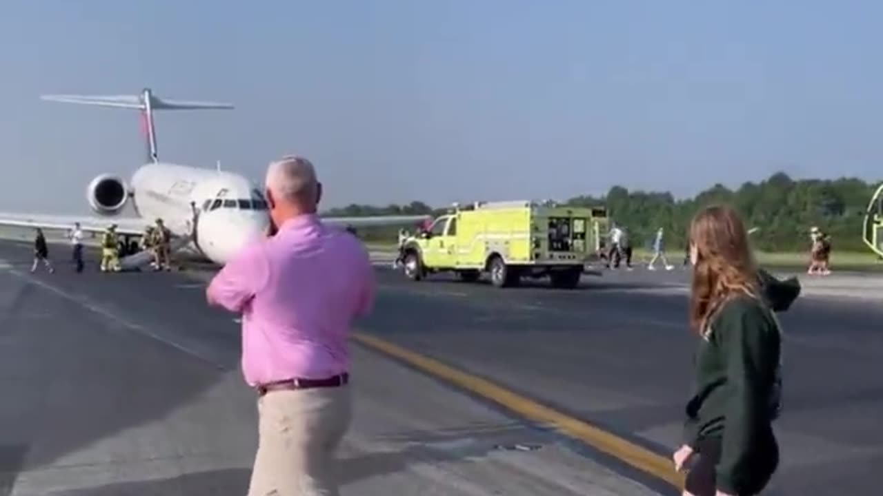 Video inside a Delta Air Lines flight landed at Charlotte Douglas without the nose gear