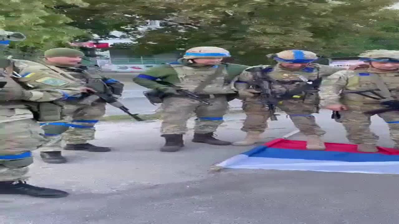 And once again about the symbols. Ukrainian border guards demonstrate in the liberated Balakleia, w