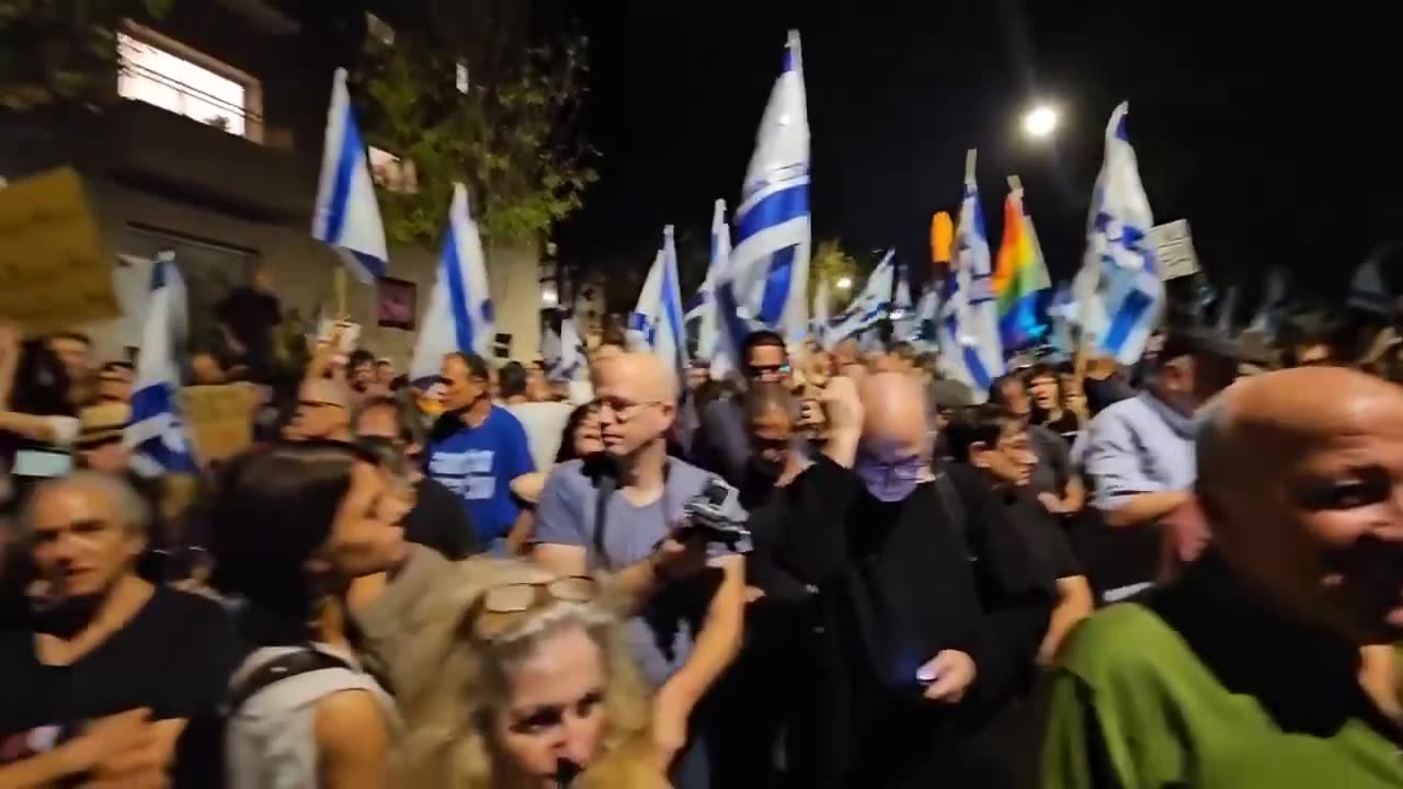 NOW Live: In front of Netanyahu's residence!