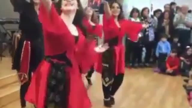 Beautiful Azerbaijani dance with beautiful ladies 😍