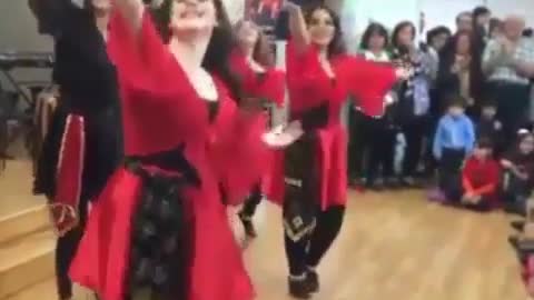 Beautiful Azerbaijani dance with beautiful ladies 😍