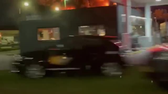 Bill Gates supermarket/Netherlands that sells fake meat has caught fire in the middle of the night.