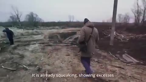 Ukraine War Ukrainians Inspect Russian Positions Near Chernobyl