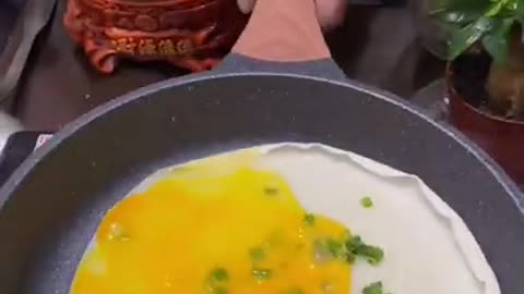 Amazing street food cooking -how to cook an egg.