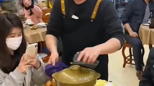 Cooks preparing a delicious dish of fried bellies in broth in a restaurant ‼️‼️😋🤤🤤🤤🤤