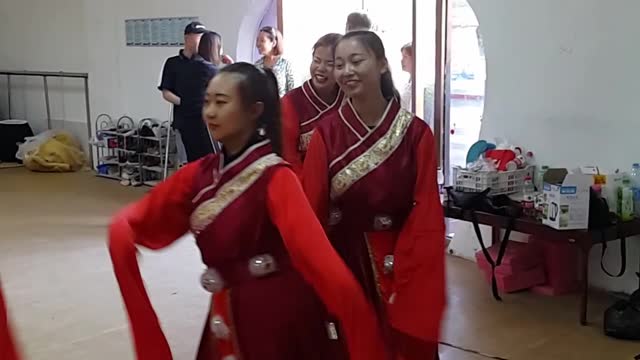 dancing chinese children