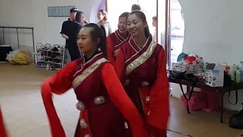 dancing chinese children