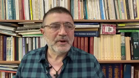 O mega-oaie se joacă de-a măgăoaia