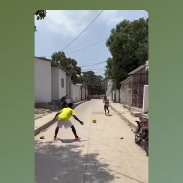 People fall for the dead ball game on the streets of Colombia - PRANK