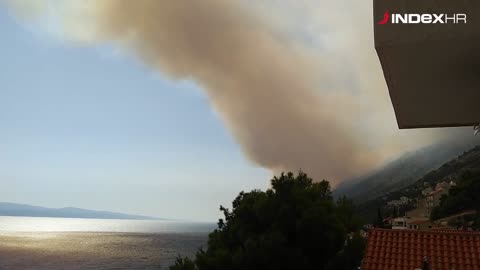 Kanaderi u akciji: Gori požar kod Omiša