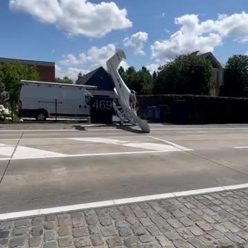 Incredible how this man lands his plane!!!!